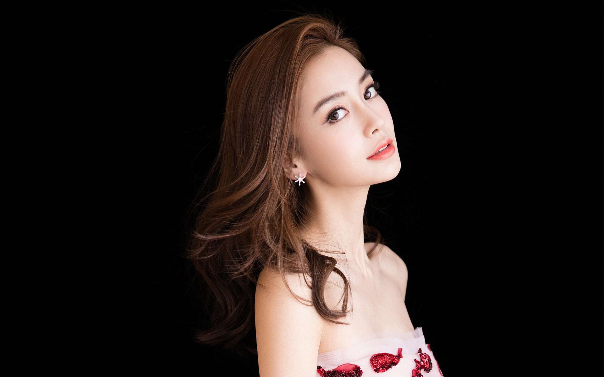 九游娱乐(jiuyou)官网-哈登赞许年轻球员日渐成熟球队未来可期，哈登气质